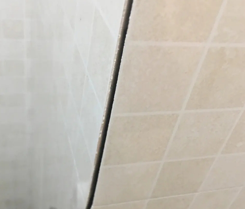 富川瓷砖空鼓维修公司分享阳台瓷砖脱落的修复过程可以分为以下几个步骤