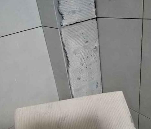 富川瓷砖空鼓维修公司分享下厨房瓷砖脱落的补救措施。